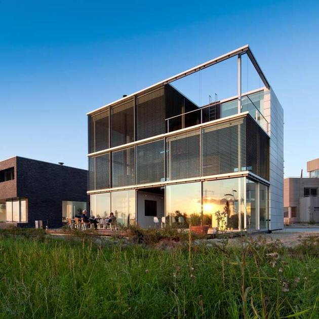 sustainable-box-shaped-home-panoramic-views-glazings-8-terrace.jpg