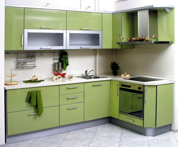 угловая мойка в интерьере зелёной кухни