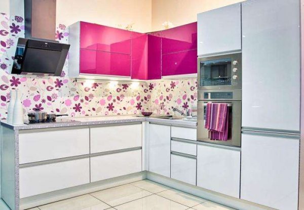 угловая мойка в интерьере кухни с розовыми шкафами