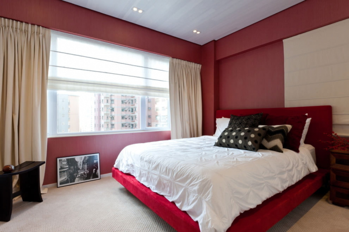 двуспальная красная кровать в интерьере