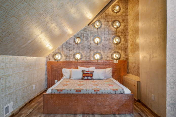 двуспальная коричневая кровать в интерьере