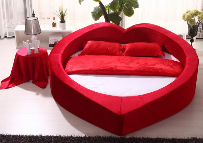 фигурная кровать в интерьере спальни