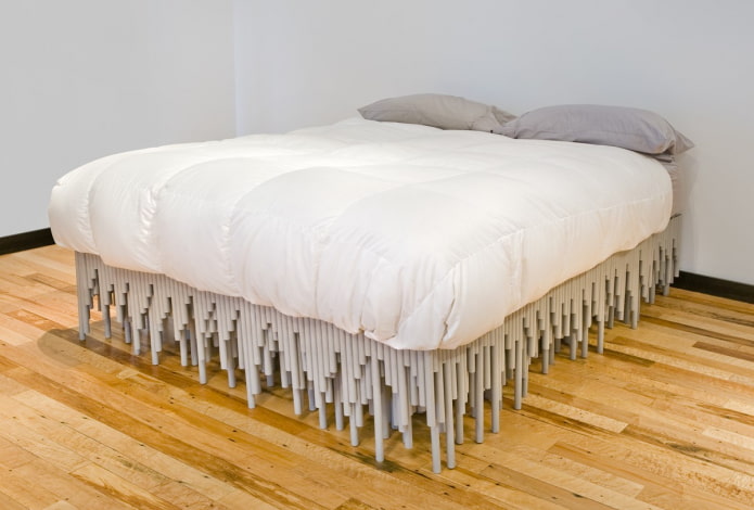 кровать из пластиковых труб в интерьере спальни