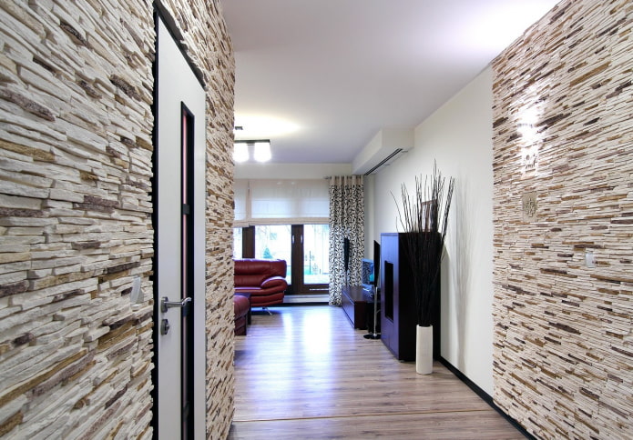 декоративная каменная отделка на стене в интерьере