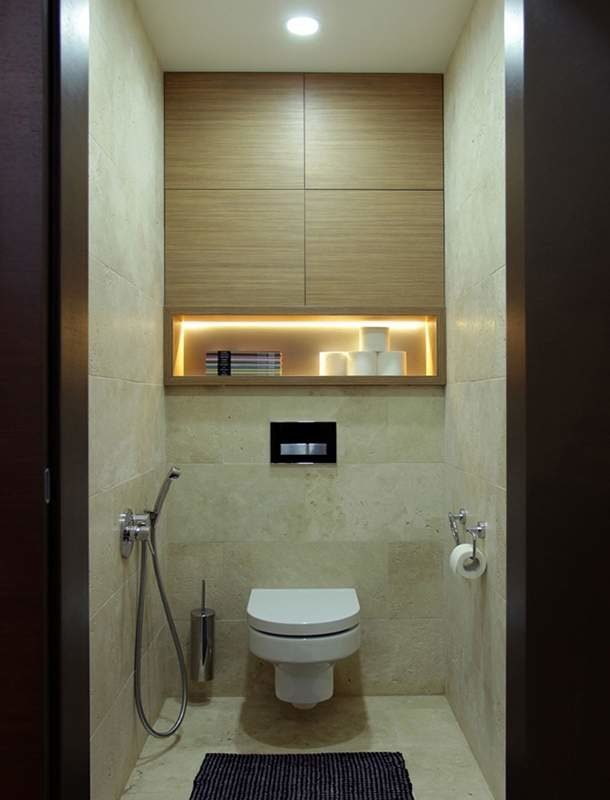 Дизайн туалета с подвесным унитазом и гигиеническим душем и раковиной и подсветкой