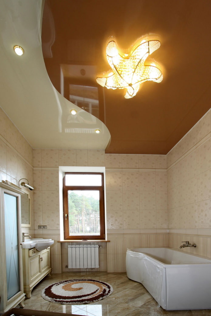 натяжной потолок с люстрой в ванной комнате