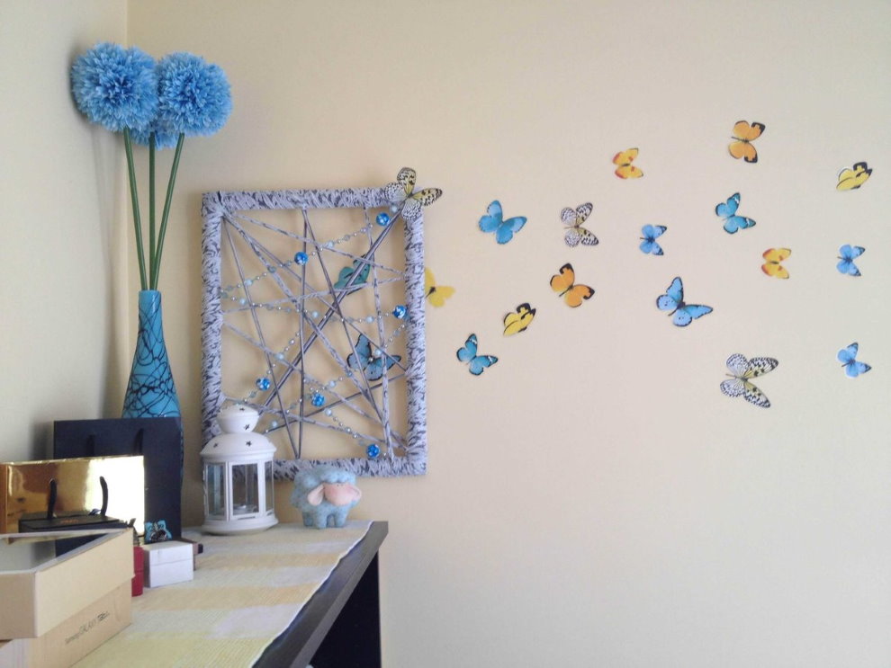 Нарисованные бабочки на стене детской комнаты