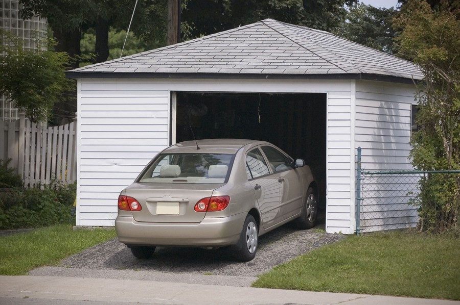 Открытый гараж для машины у дома фото