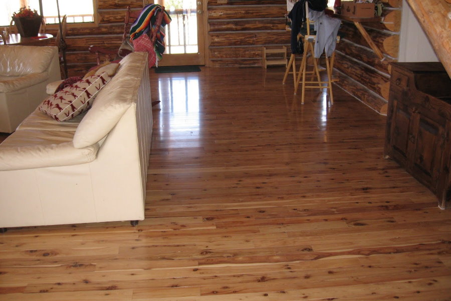 Лакированные доски на полу деревянного дома