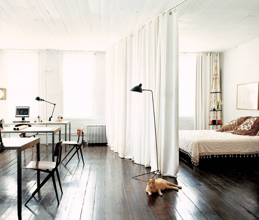 Белая штора на потолке спальни-гостиной