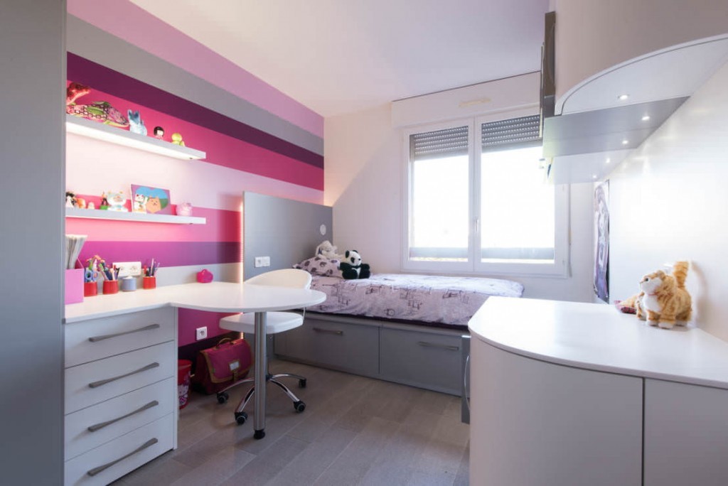 Полосатая окраска стен в комнате девочки