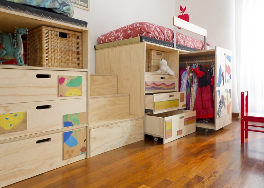 Выдвижной гардероб в детской комнате площадью 15 квадратов
