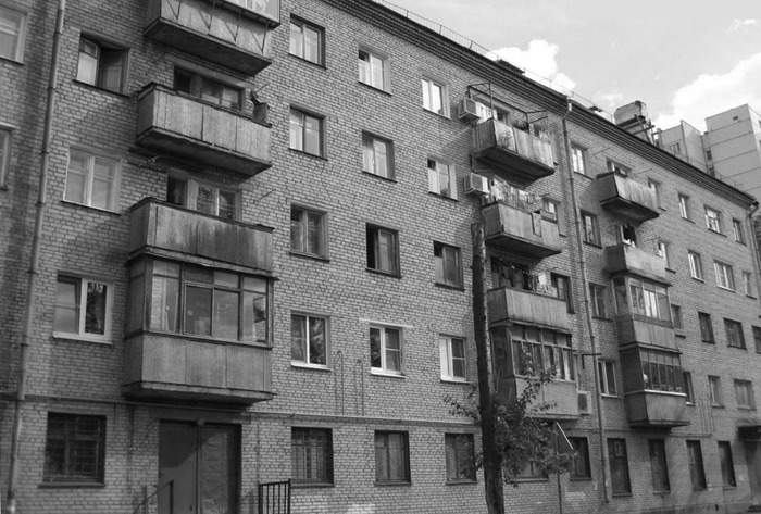 Открытые балконы «хрущевок» многие старались остеклить еще в советское время