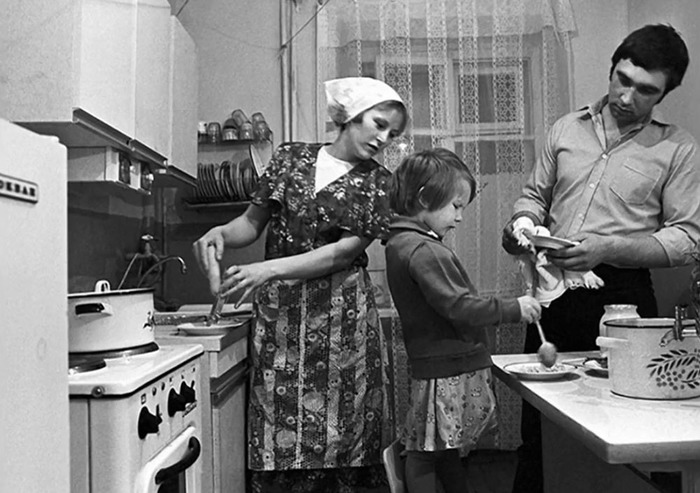 Классическая схема на кухне малогабаритной квартиры: даже семья из трех человек умещается в ней с некоторым трудом