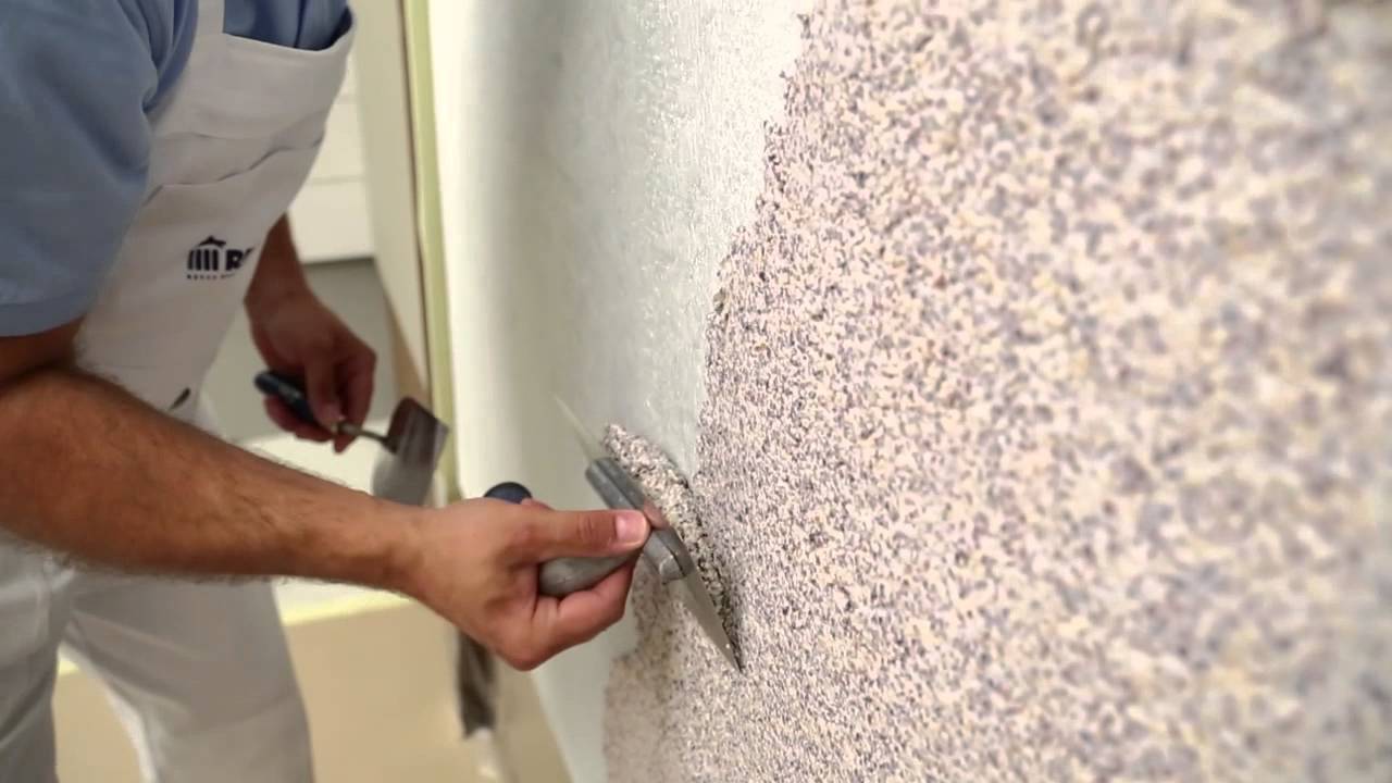 Процесс нанесения жидких обоев на стену