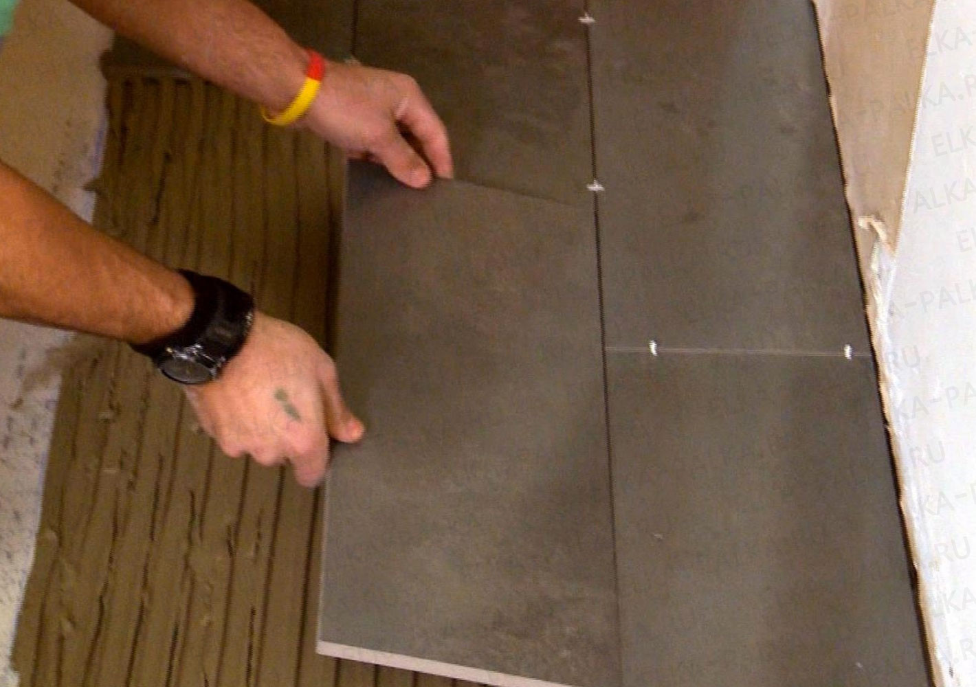 Технология укладки керамической плитки на пол: Укладка плитки на пол .