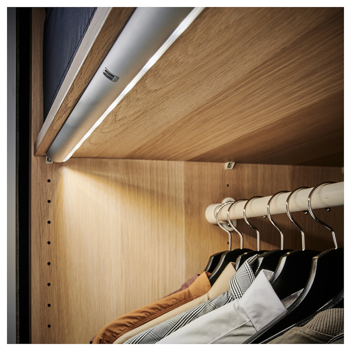  подсветка в шкаф: Подсветка шкафа светодиодной лентой .