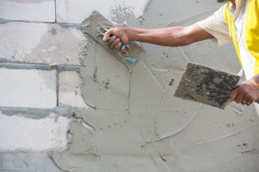Чем лучше штукатурить кирпичные стены внутри дома?