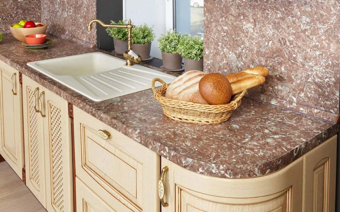 Столешница — это монолитная или состоящая из нескольких частей плита, которая закрепляется на кухонных нижних шкафах