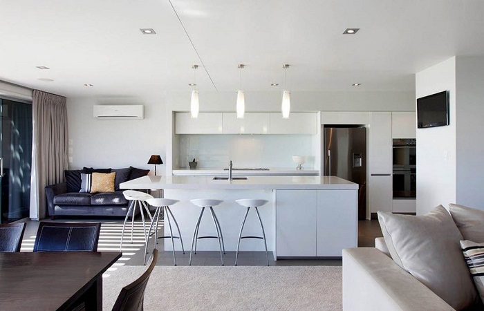 Дизайн белой кухни-гостиной_мебель