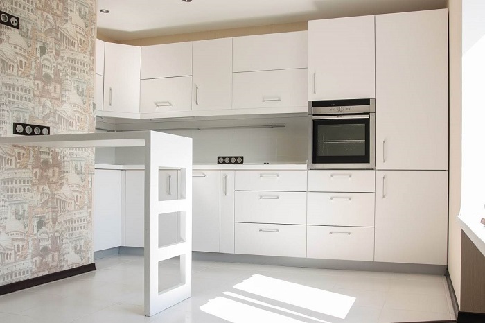 Дизайн белой кухни-гостиной_преимущества