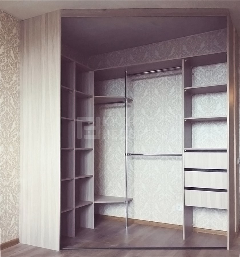 Гардеробная в спальне небольшого размера: Спальня с гардеробной .