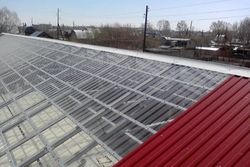 Скатная прозрачная крыша промышленного здания из профилированного поликарбоната