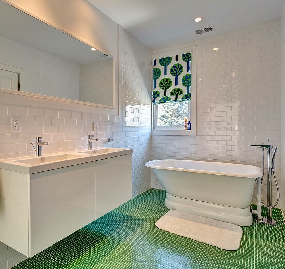 Зеленый пол в ванной комнате