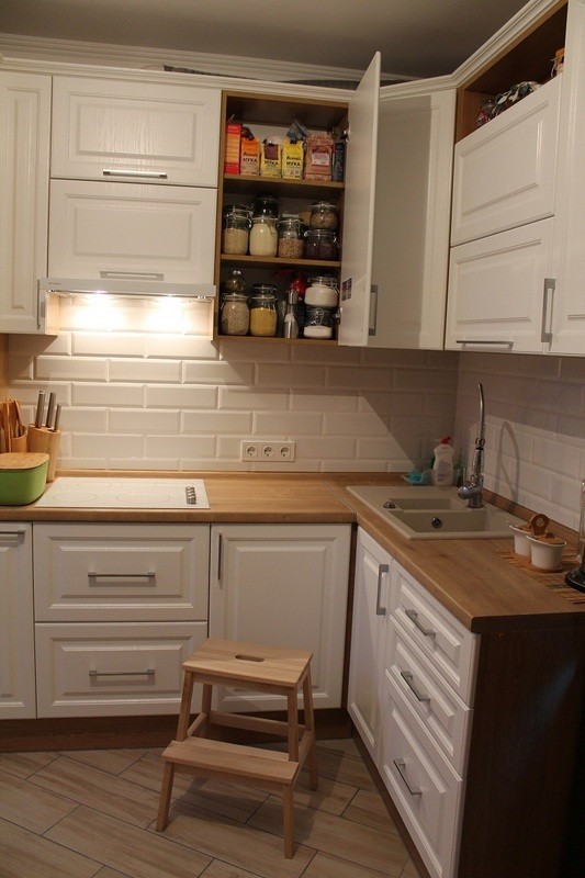 Белая кухня с подсветкой