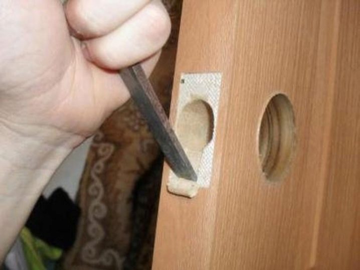 Как врезать замок в деревянную дверь?