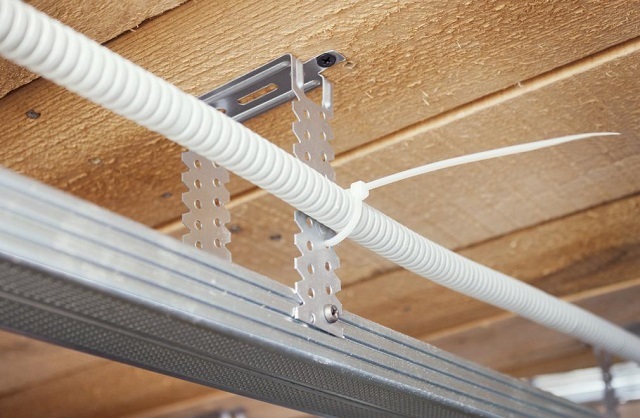 Вариант закрепление проводки над подвесным потолком – затяжками по подвесам