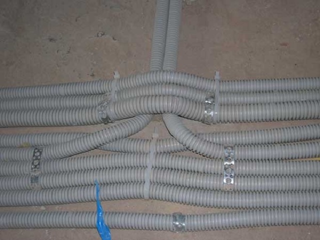 Подготовка скрытой электропроводки по полу к последующей укладке стяжки