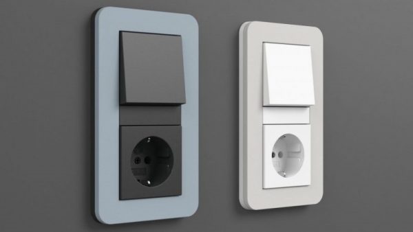 Выключатели с одной кнопкой нередко соседствуют с розетками – это удобно для прикроватных светильников